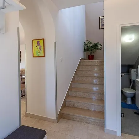 2 Bedroom Lovely In 라벡