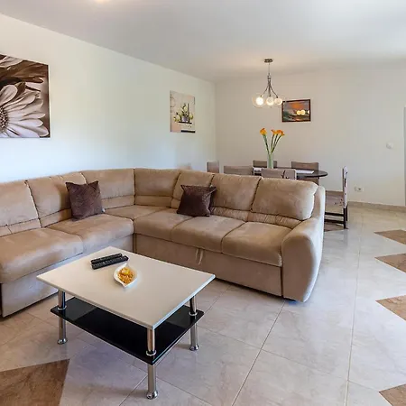 펜션 2 Bedroom Lovely In 라벡