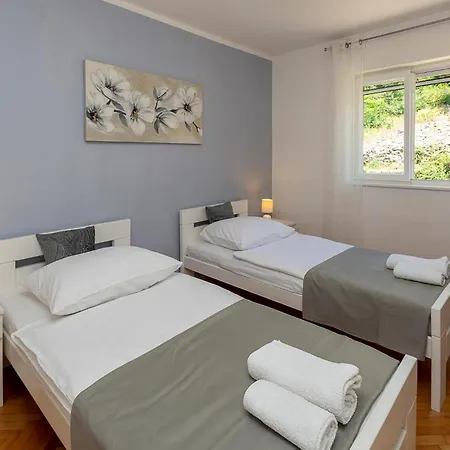 Prázdninový dům 2 Bedroom Lovely In *